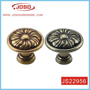 Perilla de puerta de cocina de bronce vintage en casa